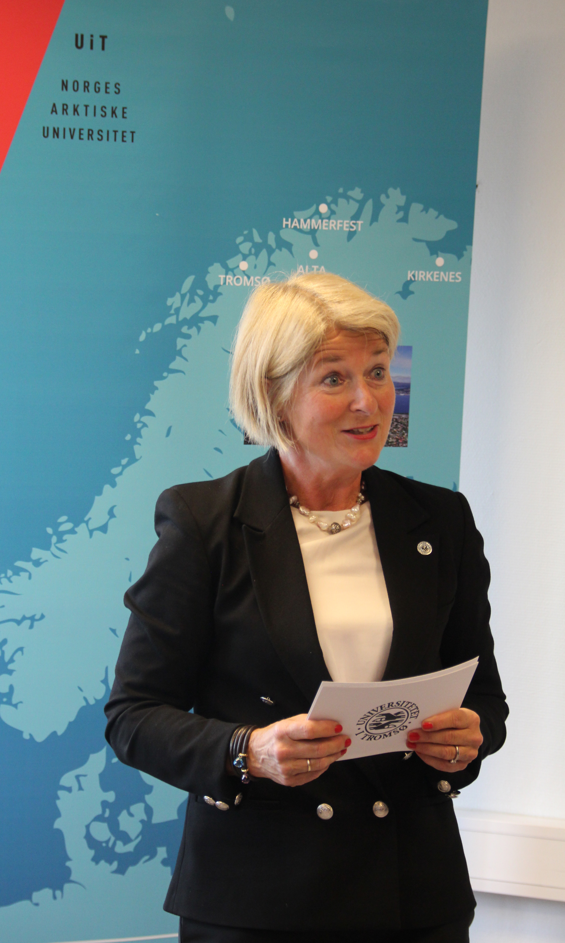Rektor Anne Husebekk stod for den offisielle &aring;pningen. 